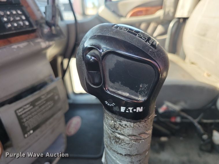 image for item JO9464 2005 Peterbilt 387 semi truck