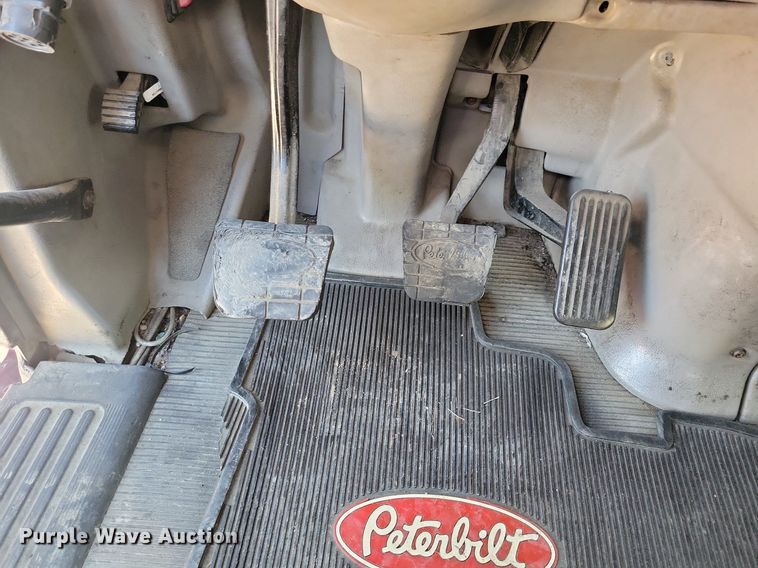 image for item JO9464 2005 Peterbilt 387 semi truck