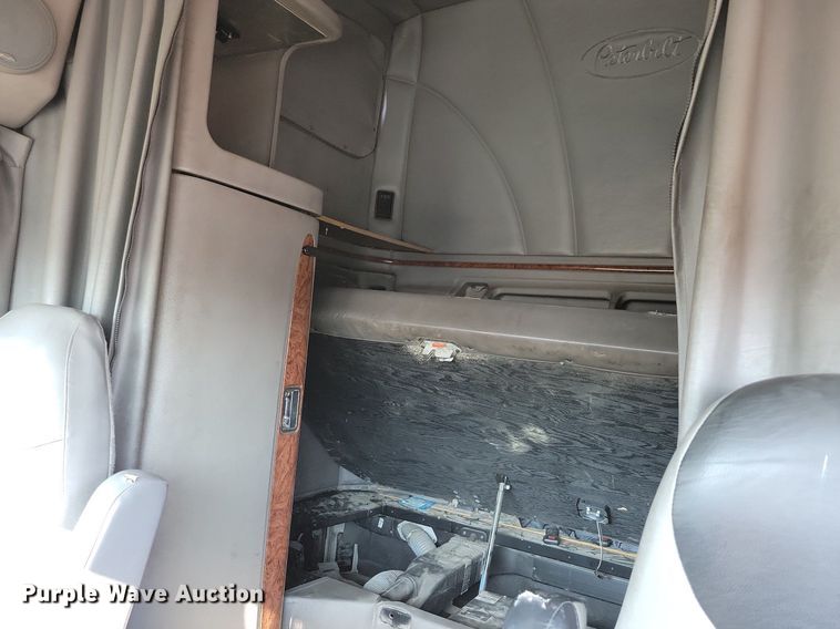 image for item JO9464 2005 Peterbilt 387 semi truck