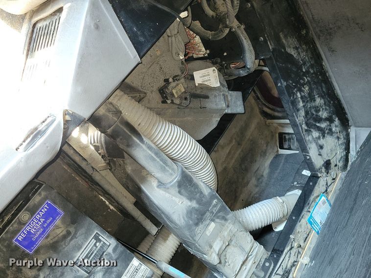 image for item JO9464 2005 Peterbilt 387 semi truck