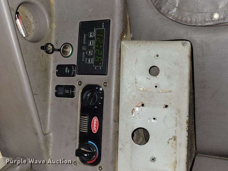 image for item JO9464 2005 Peterbilt 387 semi truck