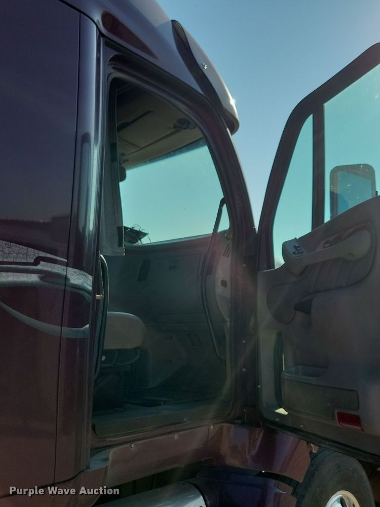 image for item JO9464 2005 Peterbilt 387 semi truck