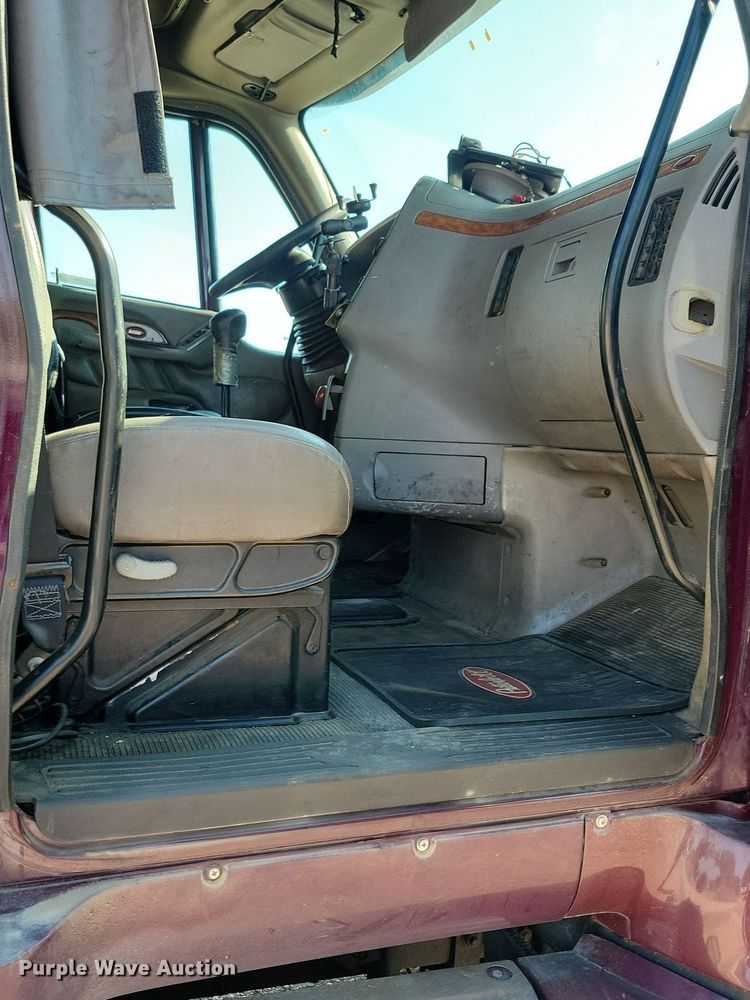 image for item JO9464 2005 Peterbilt 387 semi truck