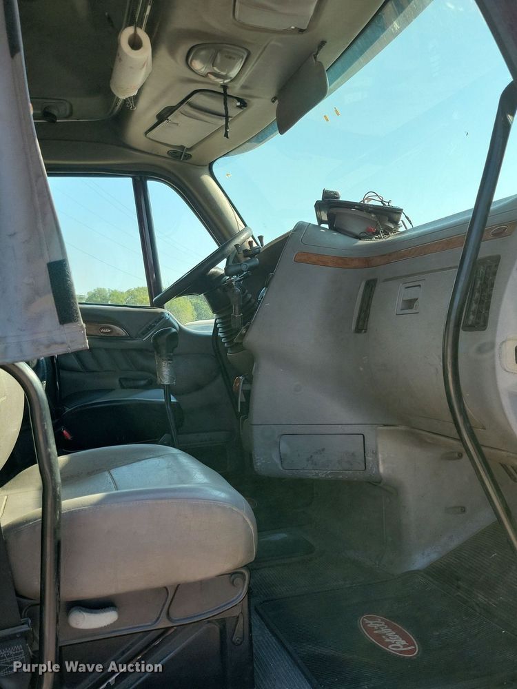 image for item JO9464 2005 Peterbilt 387 semi truck