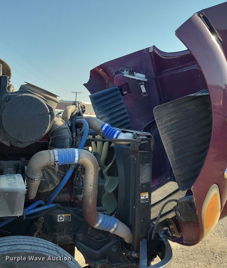 image for item JO9464 2005 Peterbilt 387 semi truck