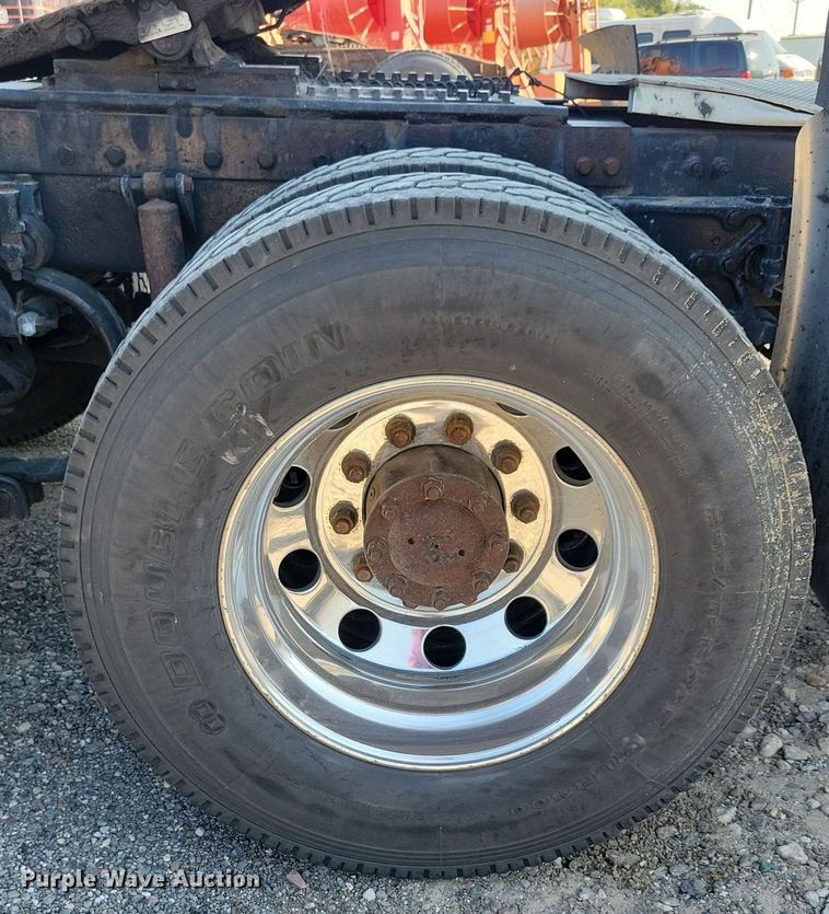 image for item JO9464 2005 Peterbilt 387 semi truck