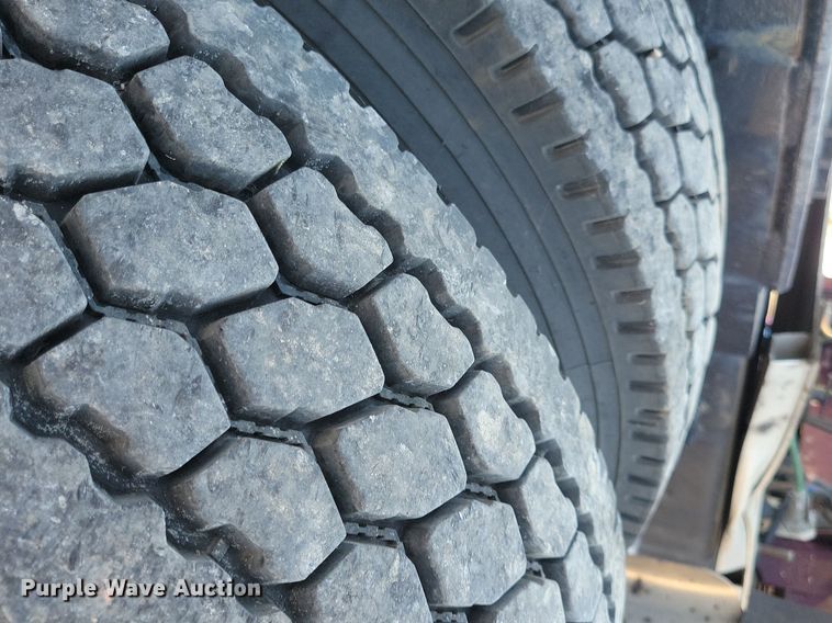 image for item JO9464 2005 Peterbilt 387 semi truck