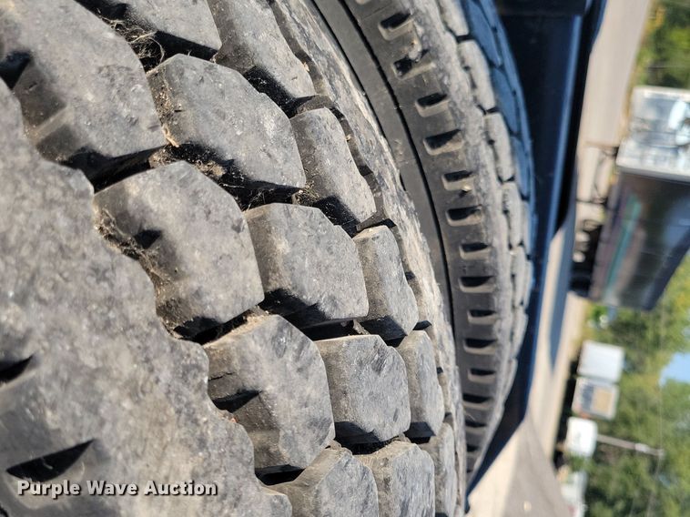 image for item JO9464 2005 Peterbilt 387 semi truck