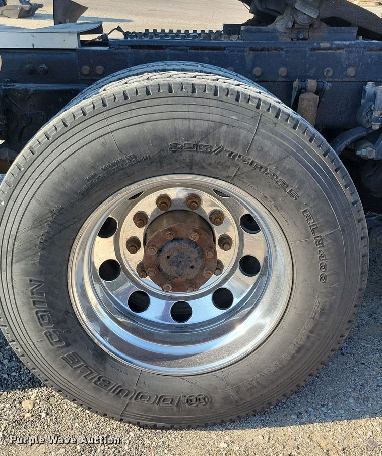 image for item JO9464 2005 Peterbilt 387 semi truck