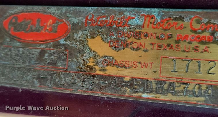 image for item JO9464 2005 Peterbilt 387 semi truck