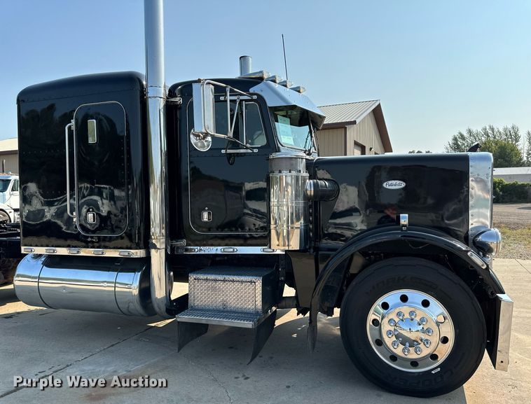 image for item LR9472 1979 Peterbilt 359 semi truck