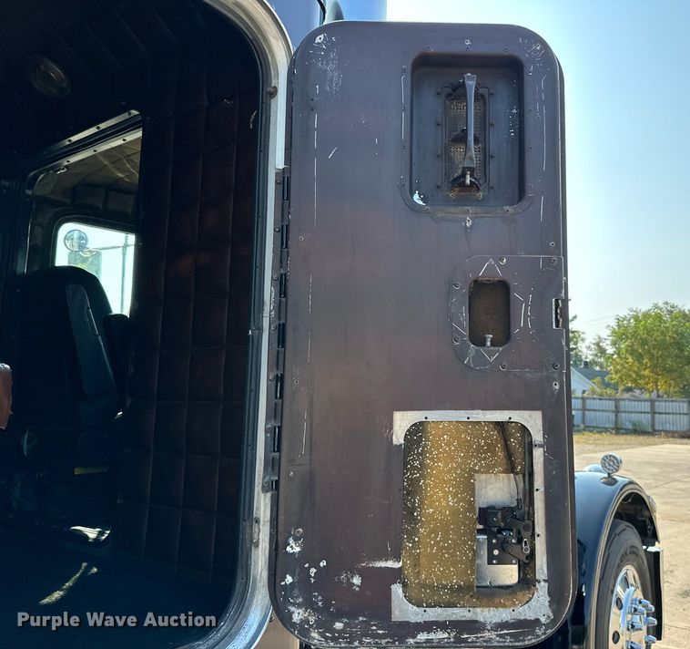 image for item LR9472 1979 Peterbilt 359 semi truck