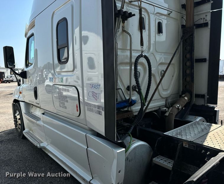 image for item MV9120 2018 Freightliner  Cascadia Evolution  semi truck