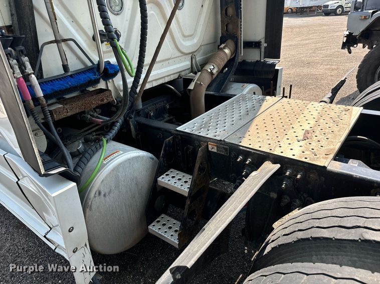 image for item MV9120 2018 Freightliner  Cascadia Evolution  semi truck