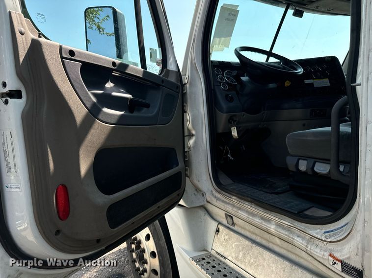 image for item MV9120 2018 Freightliner  Cascadia Evolution  semi truck