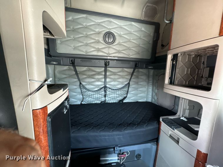 image for item MV9120 2018 Freightliner  Cascadia Evolution  semi truck