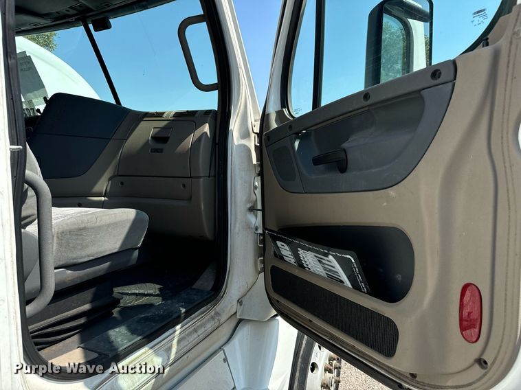 image for item MV9120 2018 Freightliner  Cascadia Evolution  semi truck