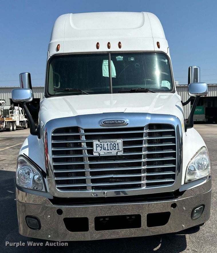 image for item MV9121 2017 Freightliner Cascadia Evolution  semi truck