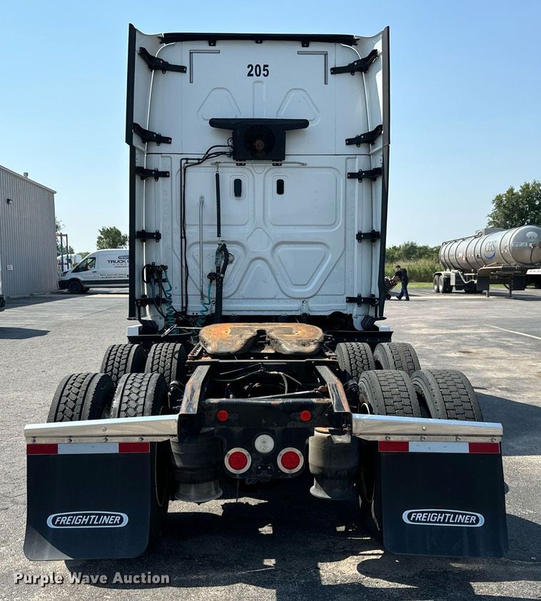 image for item MV9121 2017 Freightliner Cascadia Evolution  semi truck