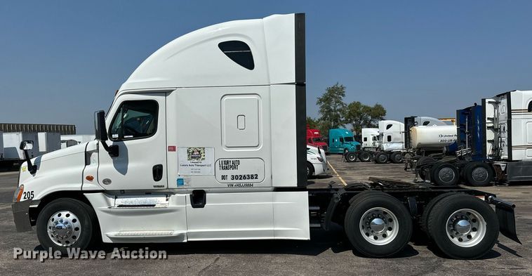 image for item MV9121 2017 Freightliner Cascadia Evolution  semi truck