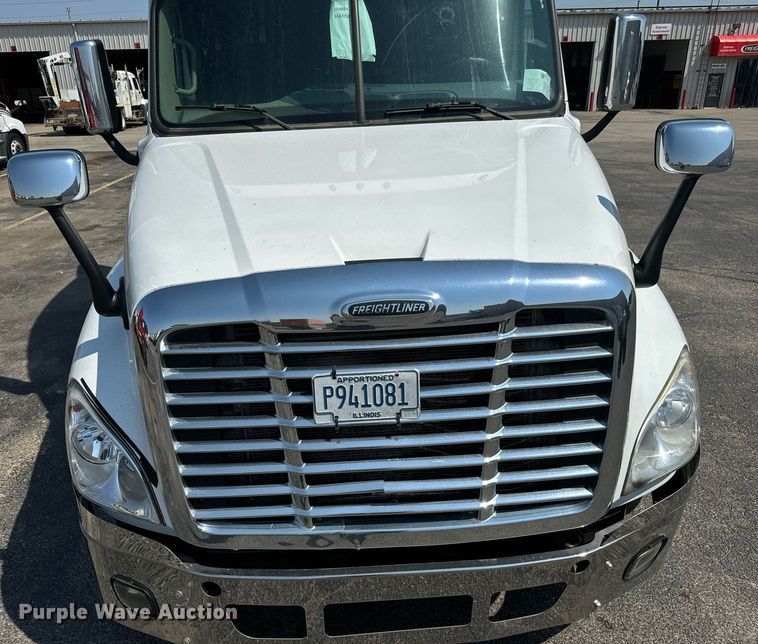 image for item MV9121 2017 Freightliner Cascadia Evolution  semi truck