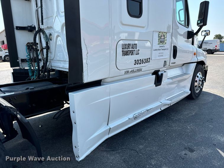 image for item MV9121 2017 Freightliner Cascadia Evolution  semi truck