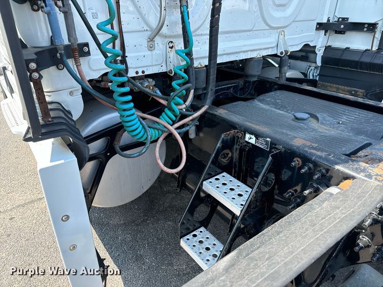 image for item MV9121 2017 Freightliner Cascadia Evolution  semi truck