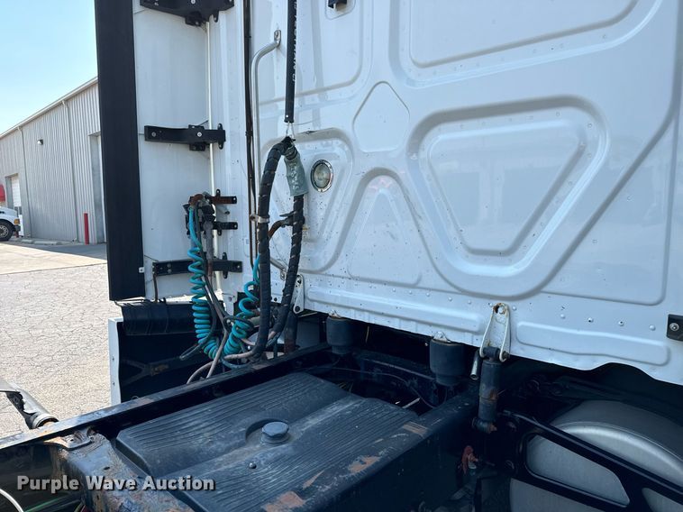 image for item MV9121 2017 Freightliner Cascadia Evolution  semi truck