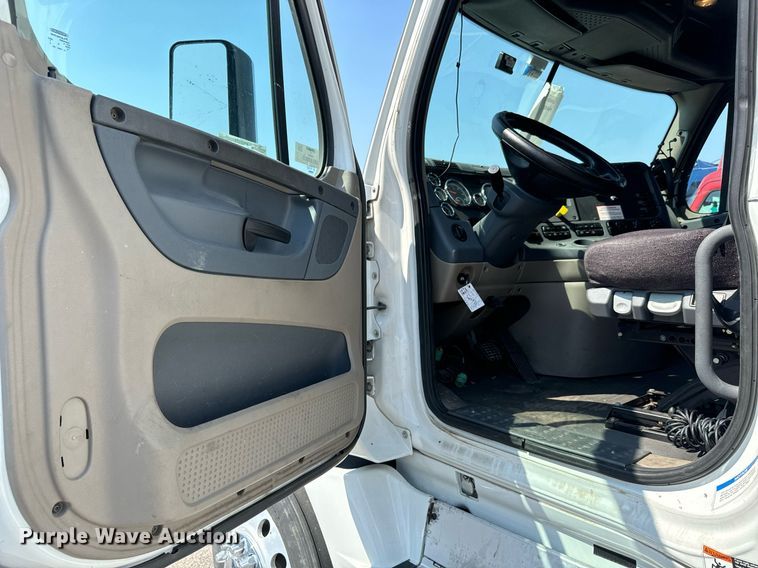 image for item MV9121 2017 Freightliner Cascadia Evolution  semi truck