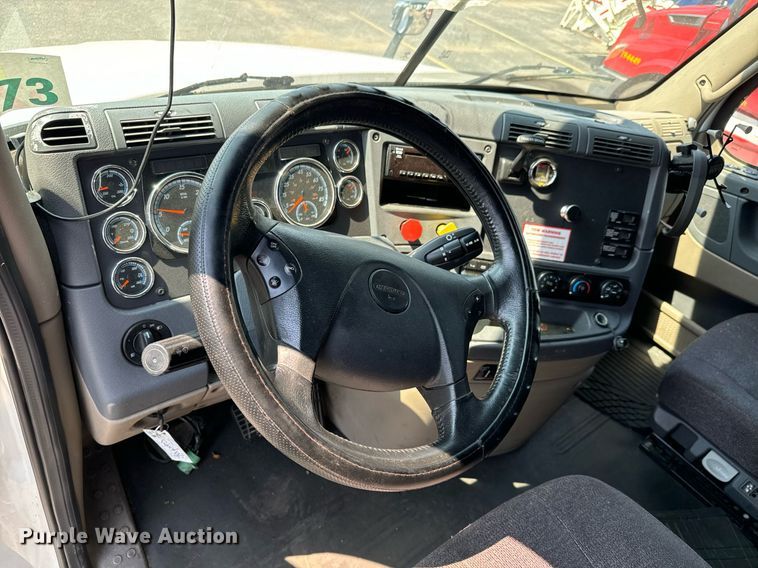 image for item MV9121 2017 Freightliner Cascadia Evolution  semi truck