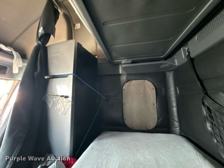 image for item MV9121 2017 Freightliner Cascadia Evolution  semi truck