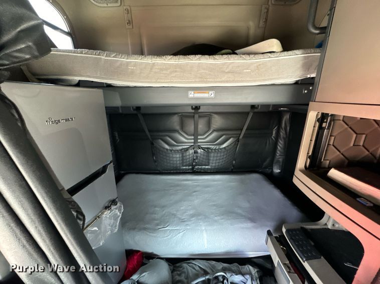 image for item MV9121 2017 Freightliner Cascadia Evolution  semi truck