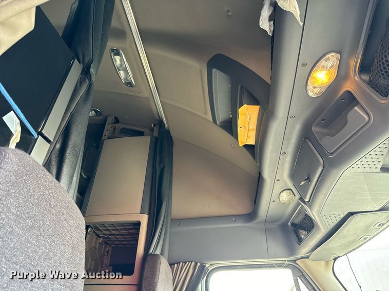 image for item MV9121 2017 Freightliner Cascadia Evolution  semi truck