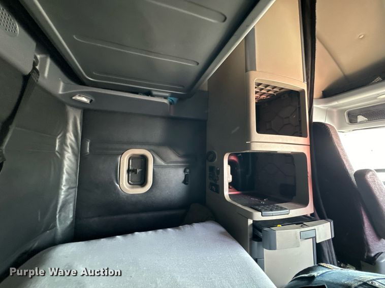 image for item MV9121 2017 Freightliner Cascadia Evolution  semi truck