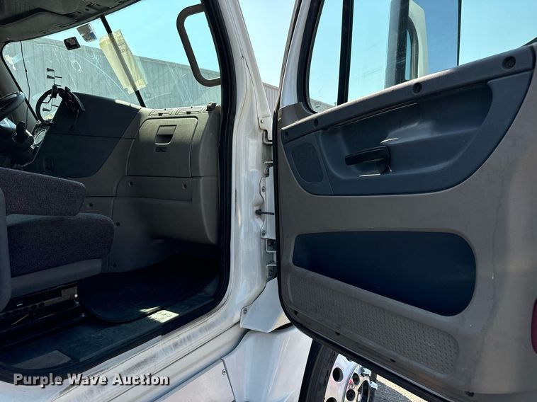 image for item MV9121 2017 Freightliner Cascadia Evolution  semi truck