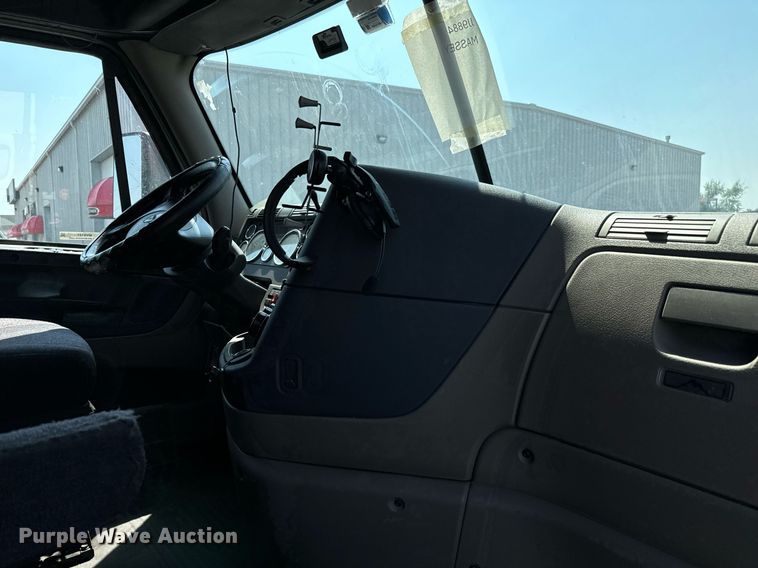 image for item MV9121 2017 Freightliner Cascadia Evolution  semi truck