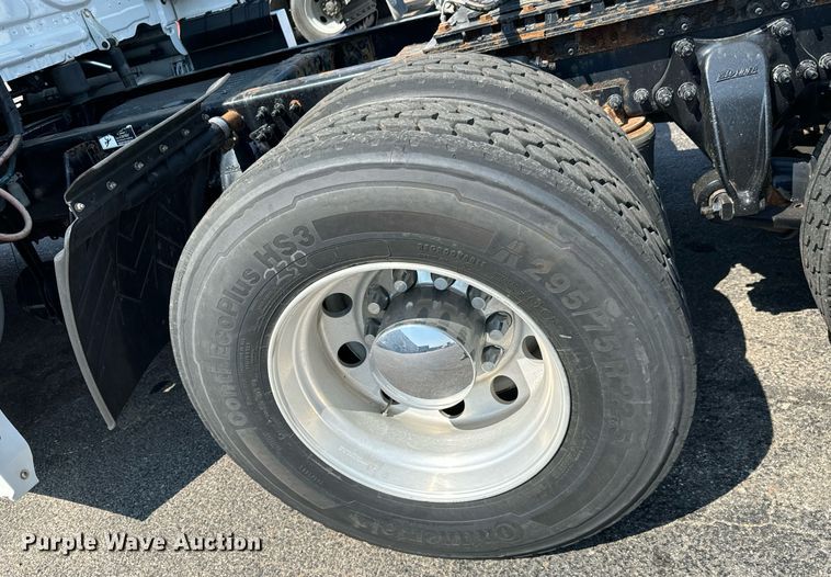 image for item MV9121 2017 Freightliner Cascadia Evolution  semi truck