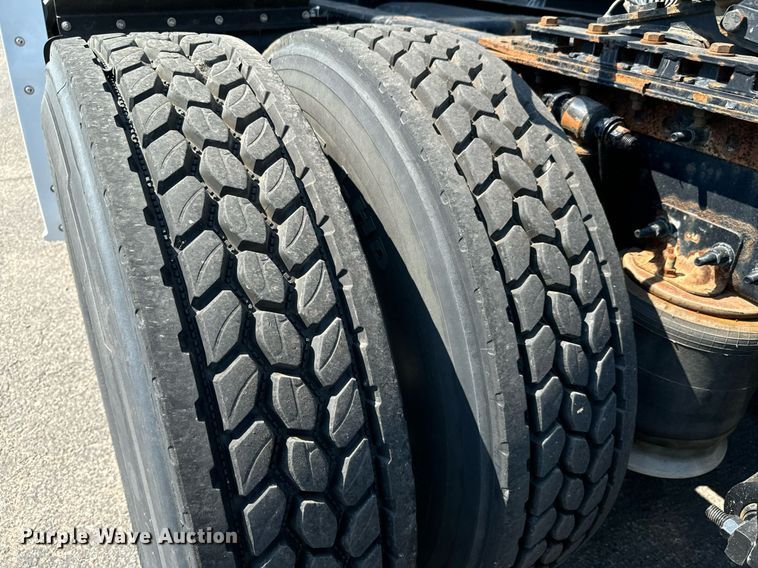 image for item MV9121 2017 Freightliner Cascadia Evolution  semi truck