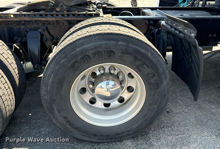 image for item MV9121 2017 Freightliner Cascadia Evolution  semi truck