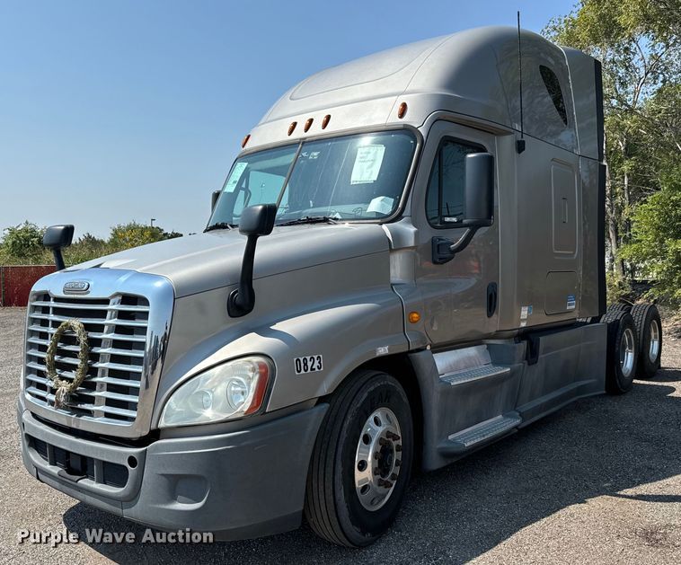 image for item MV9123 2013 Freightliner Cascadia semi truck