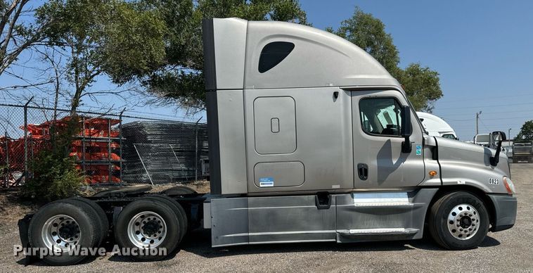 image for item MV9123 2013 Freightliner Cascadia semi truck