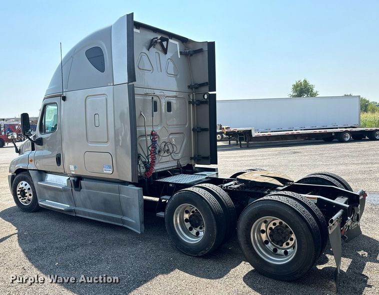 image for item MV9123 2013 Freightliner Cascadia semi truck