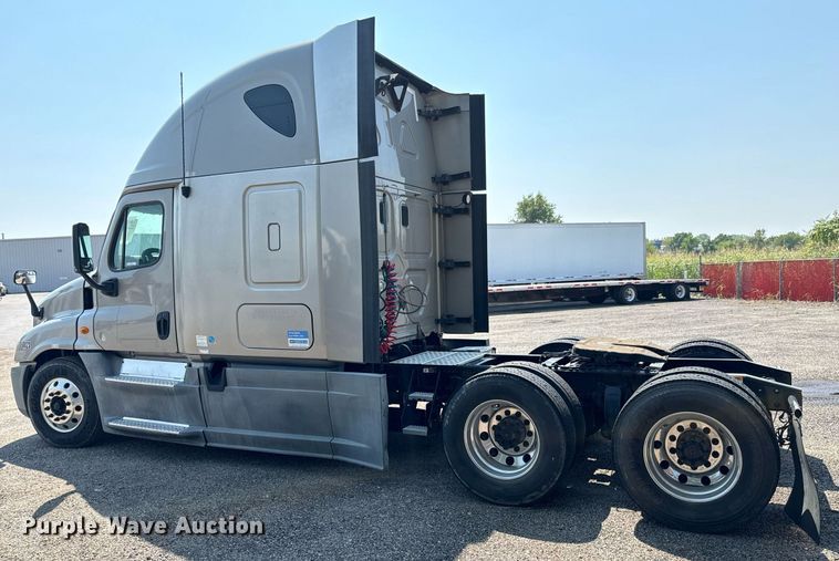 image for item MV9123 2013 Freightliner Cascadia semi truck