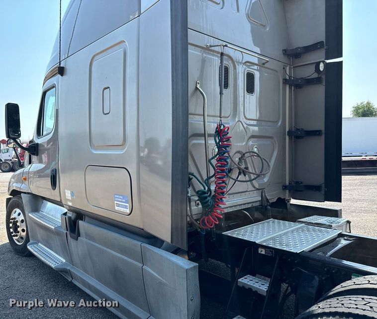 image for item MV9123 2013 Freightliner Cascadia semi truck