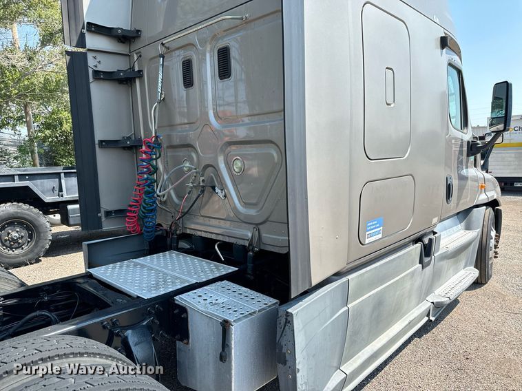 image for item MV9123 2013 Freightliner Cascadia semi truck