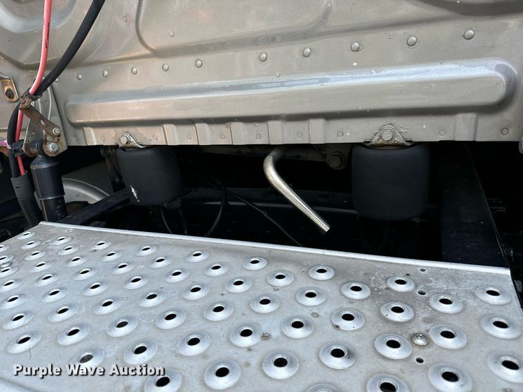 image for item MV9123 2013 Freightliner Cascadia semi truck