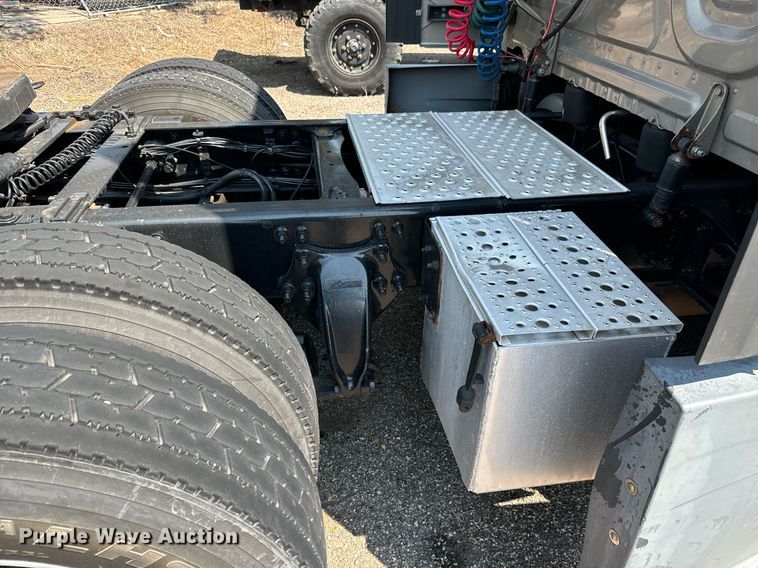 image for item MV9123 2013 Freightliner Cascadia semi truck