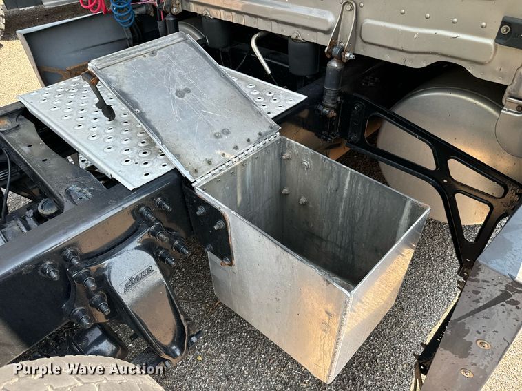 image for item MV9123 2013 Freightliner Cascadia semi truck