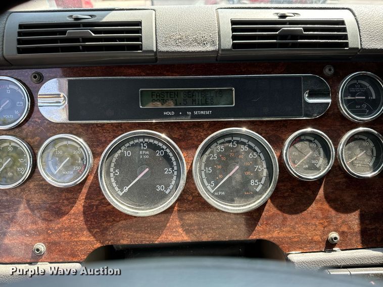 image for item MV9123 2013 Freightliner Cascadia semi truck