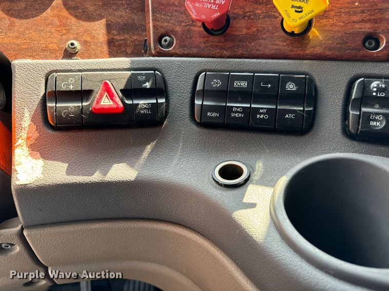 image for item MV9123 2013 Freightliner Cascadia semi truck